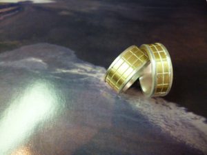 Trauringe mit mustierter Oberfläche 