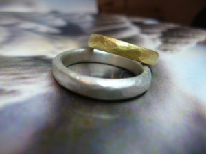 Ein silberner und ein Goldring