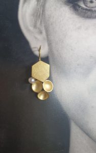 goldene Ohrhänger mit Perle