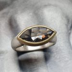 Ring mit braunem Edelstein