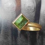 Golderner Ring mit Turmalin grün