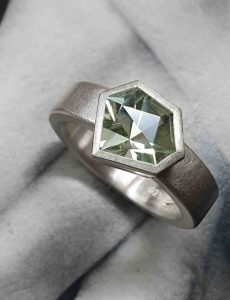Ring mit aussergewöhnlichem Stein