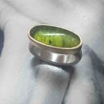 Ring mit grünem Stein
