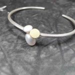 Armreif mit Perle und Goldelement