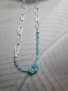 Silbercollier mit blauen Steinchen