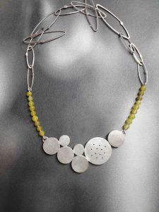 Collier in Silber mit grünen Steinen 