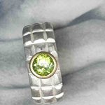 Ring aus silber mit grünrm Stein