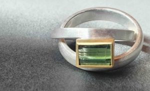 Ring mit grünem Stein