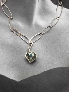 Collier mit lindgrünem Stein