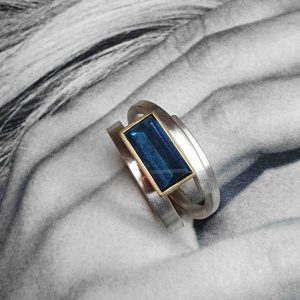 Ring mit dunkelblauem Edelstein