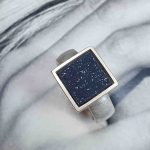 Ring mit schwarzem Stein 