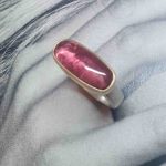 Ring mit rosefarbenem Stein