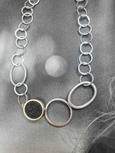 Collier mit schwarzem Stein