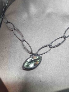 Collier mit blaugrünem Stein