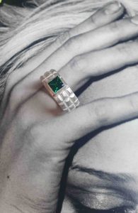 Ring mit smaragdfabenem Stein