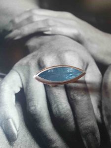 Ring mit länglichem blauem Stein