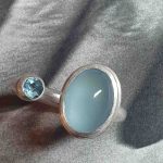 Ring mit zwei blauen Edelsteinen 