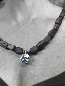 Collier mit blauem Edelstein