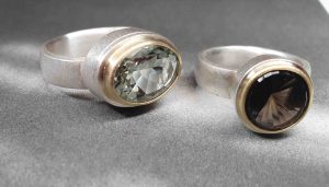 Zwei Ringe mit Edelsteinen 