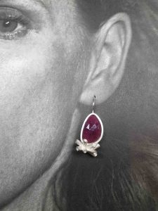 Ohrhänger mit rotem Stein 
