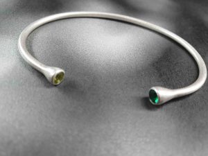 Armreif mit Edelsteinen