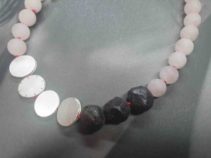 Collier mit Rosefarbenen Steinen