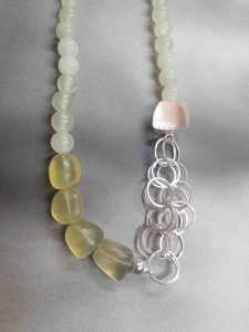 collier aus hellgrünen Edelsteinen