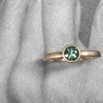 Goldring mit grünem Stein