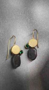 Goldene Ohrhänger mit grünem Stein