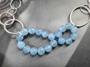 Collier mit baluen Steinen