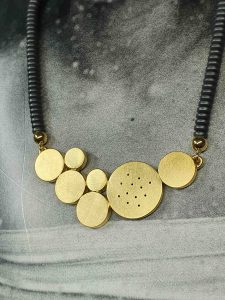 Collier mit vergoldetem Anhänger