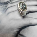 Ring mit hellgrünem Stein