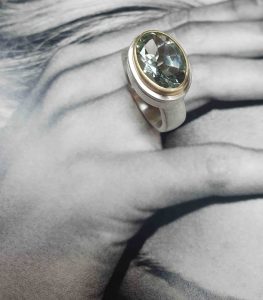 Ring mit hellgrünem Stein