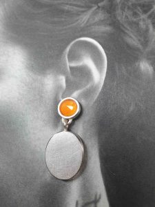 Ohrhänger mit leutentorangen Steinen