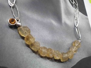 Collier mit Natursteinen