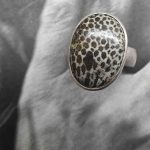 Ring mit braunem Stein