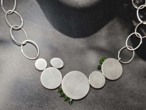 Collier aus Silber mit Edelsteinchen